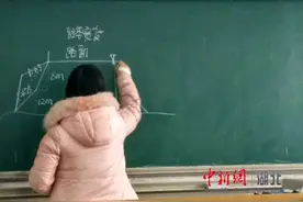 高校老师手贴点滴止血带上课引点赞图片