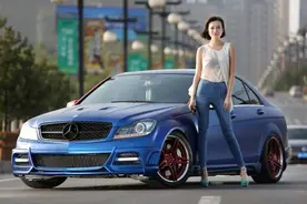 知性美女情迷奔驰C260图片