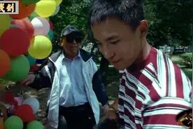 入伍新兵打靶次数没超过10次，跑到公园痛快淋漓打气球过瘾