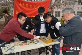 大学生志愿者进社区修家电 豆浆机、电风扇都没问题图片