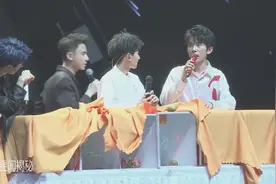 易烊千玺四周年演唱会神秘箱故事接龙游戏，文坛新星易大佬