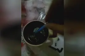 老婆往水里加了作料，没想到老公看也没看就喝了！