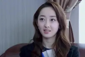 总裁给女孩准备了新的高跟鞋要帮其换上，正好被小姑子看见