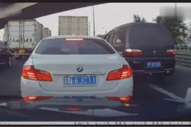 开面包车的大哥伸出头来，瞄准了宝马直接就怒上去视频封面