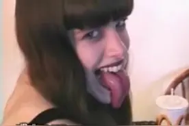 美女展示超长舌头，难道是蛇精下凡