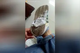 小伙坐哥们摩托，一路感觉脚热乎的，原来踩排气管子上了，鞋废了视频封面