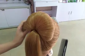 很火的一款时尚半披生活扎发，大圆脸女孩扎上无论什么身材，都美