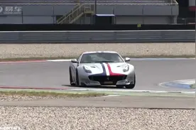 法拉利F12 TDF赛道狂飙！车漆相当独特