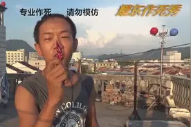 小伙作死挑战小红辣椒和香烟一起抽 结果嗓子辣冒烟