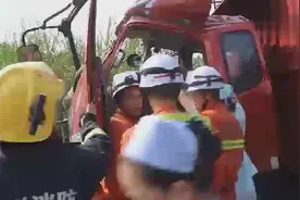 遂城南高速南充往成都方向桂花枢纽发生一起追尾事故视频封面