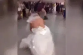 光头大叔穿婚纱向小伙表白，竟然