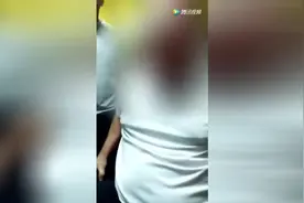 男子脚上扎进去一块木刺，拔出来的瞬间就是爽