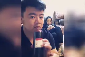 小伙假装吐血恶搞老婆，竟然被老婆识破实在太尴尬！视频封面