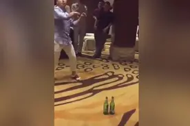 国内年薪百万的调酒师，这酒瓶玩的溜！