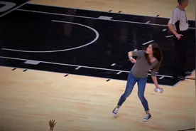 妹子从NBA球场中间把衣服抛向观众席，这臂力是有多惊人啊！视频封面