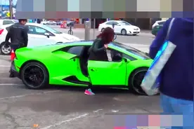 男子开兰博基尼街头搭讪，女子看见兰博基尼主动搭话视频封面