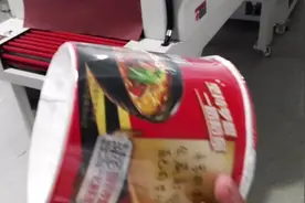 桶装方便面外面的薄膜是这么包装出来的吗