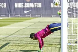 伊基塔祝贺布拉沃完成蝎子摆尾图片