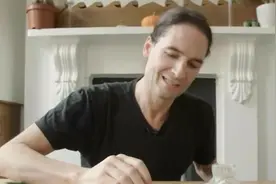 国外男子养毒蛇，每天给自己注射毒液，现在都能免疫蛇毒了视频封面