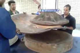 实拍如何将一块铁板做成一口大锅