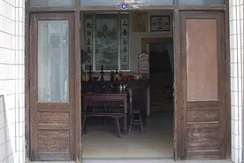 江阴一住户家门口遭人半夜泼大粪 这是摊上啥事了？视频封面