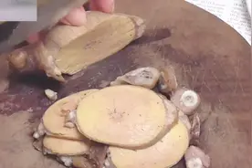 牛蛋蛋竟然也能吃！好有弹性，里面也像蛋黄一样，和牛鞭一起吃！