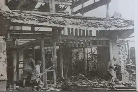 罕见老照片：腾冲战场，美军军医为受伤的远征军做手术图片