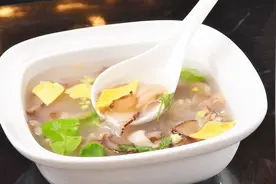 海参鱿鱼汤这样煮，海参柔软滑糯，鱿鱼软嫩可口，奶汤味鲜浓郁