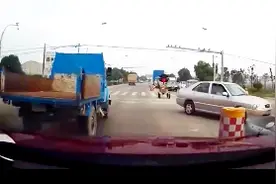 绝配的交通事故发生时的背景音乐，歌词和时间都刚刚好！