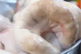 街头水煮猪子宫，意外的让人想吃上一口，过过瘾！