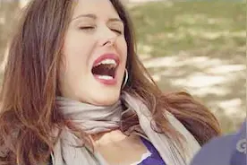 恶搞锦集，国外美女崴脚恶搞，叫声太形象了！视频封面