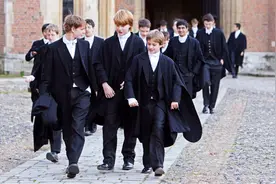 世界最著名的中学，16年只收了10个中国人，一件校服就要1万视频封面