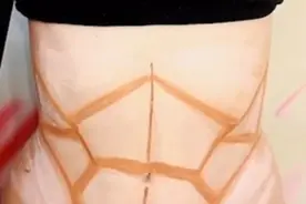 网友用化妆术巧妙快速打造完美腹肌图片