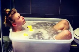 英国女大学生宿舍自制浴缸 享受泡澡减压图片