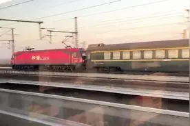 大西高铁D2503次动车与普速Z车赛跑 45秒完成超越！视频封面
