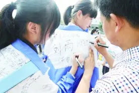 孩子校服上的笔迹洗不掉怎么办？教你一招，用这个立马洗干净