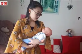 手托法和腕托法，多米妈妈教你怎么抱新生儿