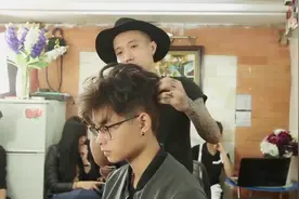 戴个眼镜还一头炸毛，换上这款发型后宅男也可以很质感！