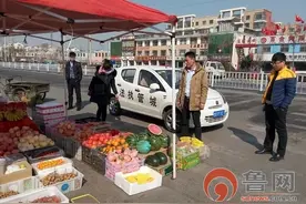 摆摊水果抢路占 执法人员速整管图片