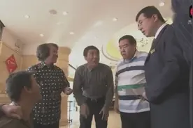 农民工没带身份证去银行取钱竟然被扣押！所长带人去解救视频封面