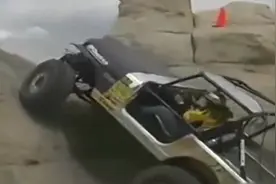 女司机玩越野真强悍，大油门攀爬陡坡最终失控翻车！视频封面