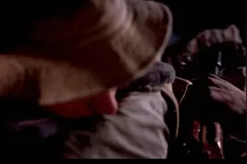 是不是下手太狠？战场夜，新兵站岗居然睡觉，被老兵打的惨不忍睹视频封面