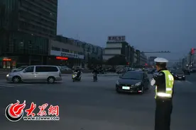 路口突然停电 菏泽交警紧急应对晚高峰图片