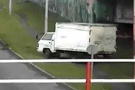 一名疑似精神病患者的男子在路上开车视频封面