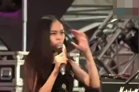 《天亮了》唱哭全场的汤晶锦，1年后在《开门见山》中变成了这样视频封面