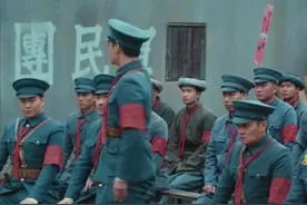 团长与师长在军营里相遇，作为下级团长不向师长敬礼，火药味十足