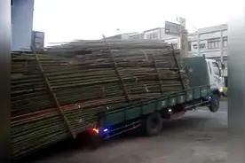 国外货车老司机展示卸货神技能，不到数分钟直接把货物卸完