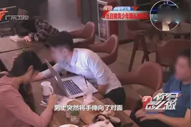 气愤！母亲当众翻看女儿隐私，旁观者不劝阻反偷看！视频封面