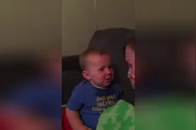 妈妈一哭小宝宝就哭，眼泪汪汪，小脸都哭红了