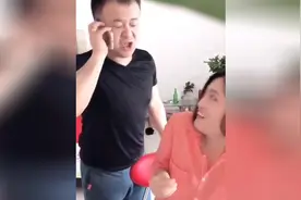 情侣恶搞大合集47，502胶涂手机上把男友给气的怒火冲天！太贱了